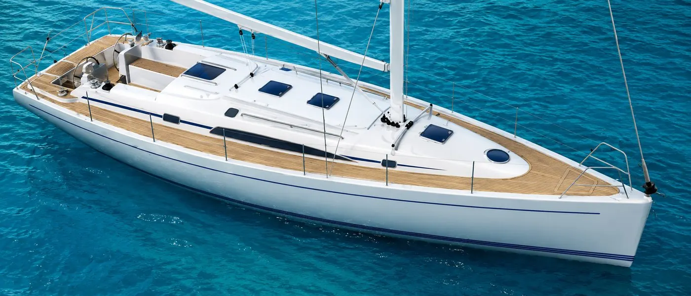 Aerodyne-Segelyacht von oben auf türkisfarbenem Wasser