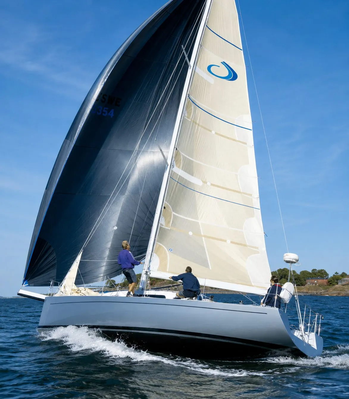 Krängende Aerodyne-Segelyacht unter Vollzeug