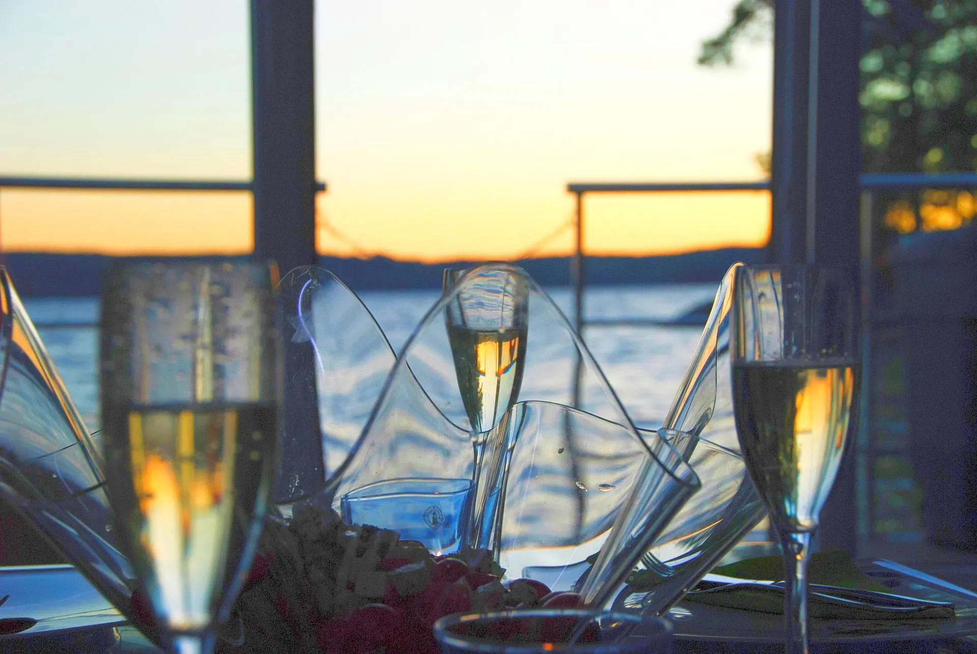 Zwei Gläser Champagner auf einem Tisch an Bord eines Hausboots bei Sonnenuntergang