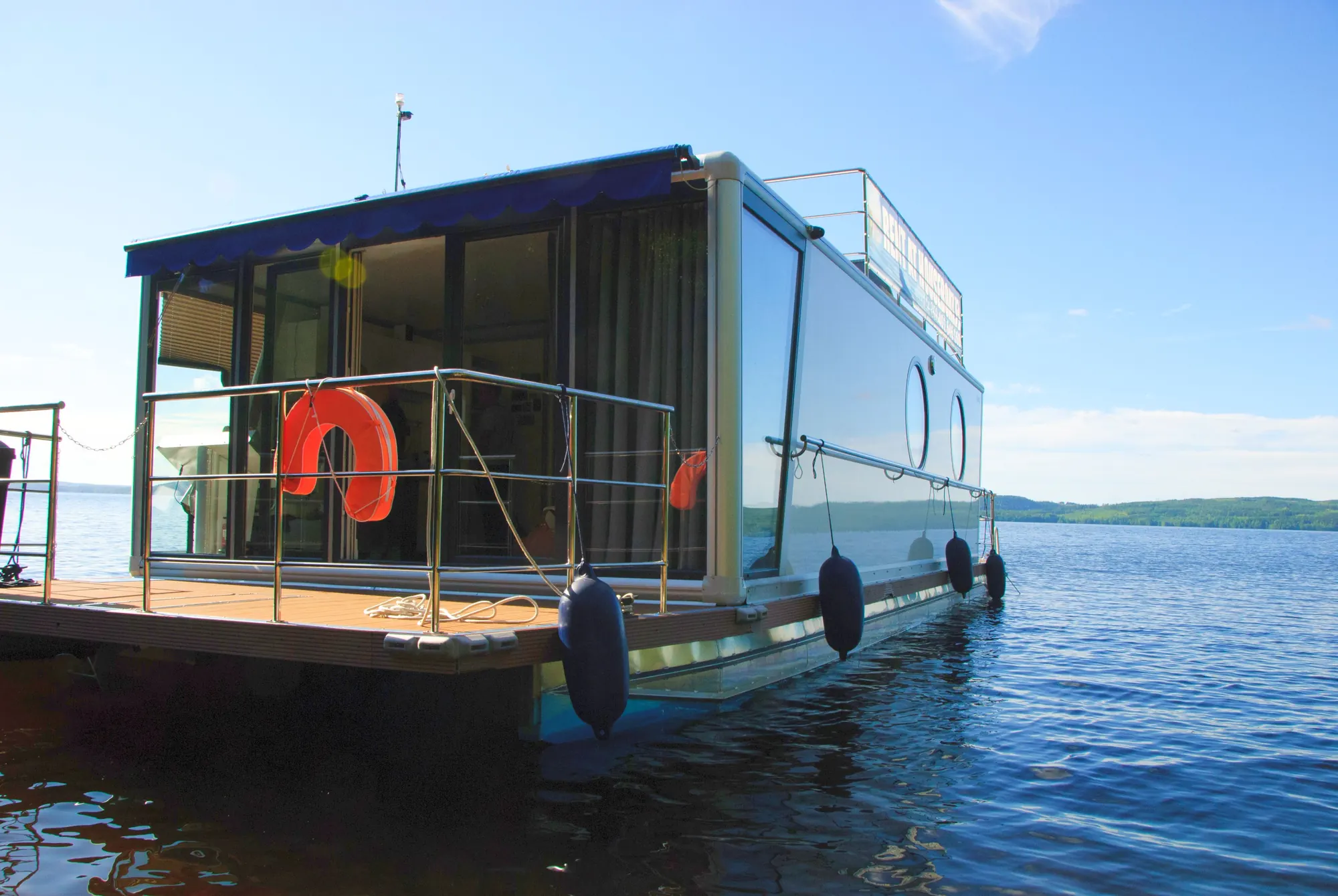 Hausboot Nordic 42 Deluxe im Sommer am Seeufer