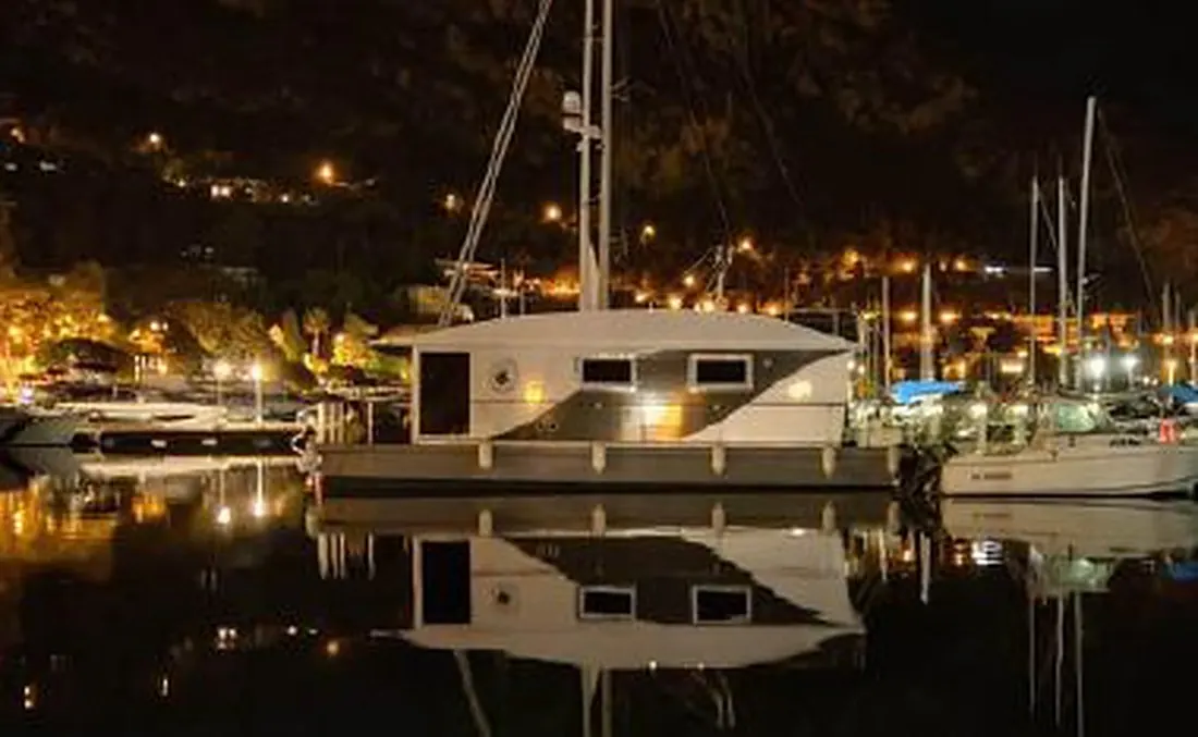 Hausboot Nordic 47 Sea Line, nachts beleuchtet in einer Marina an der Riviera